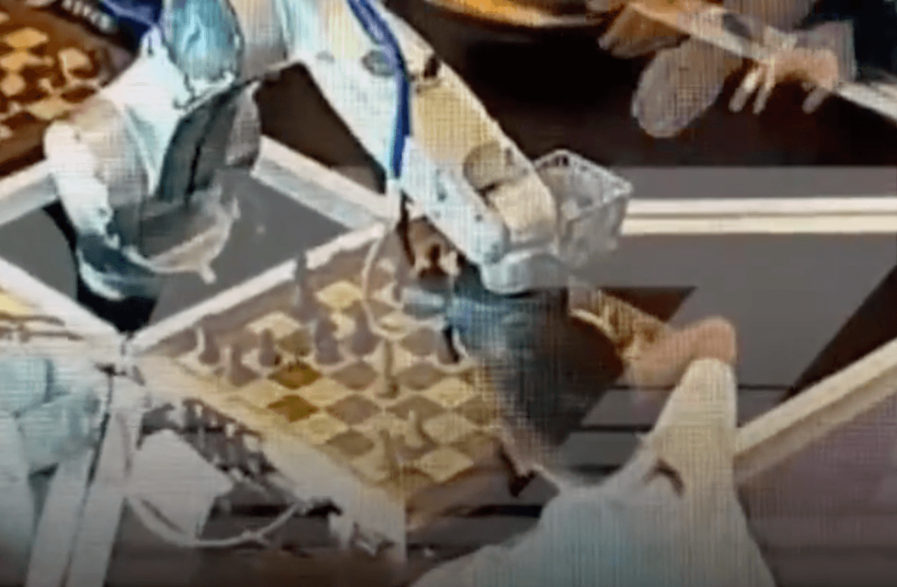 Un robot le rompe un dedo a un niño en un campeonato de ajedrez