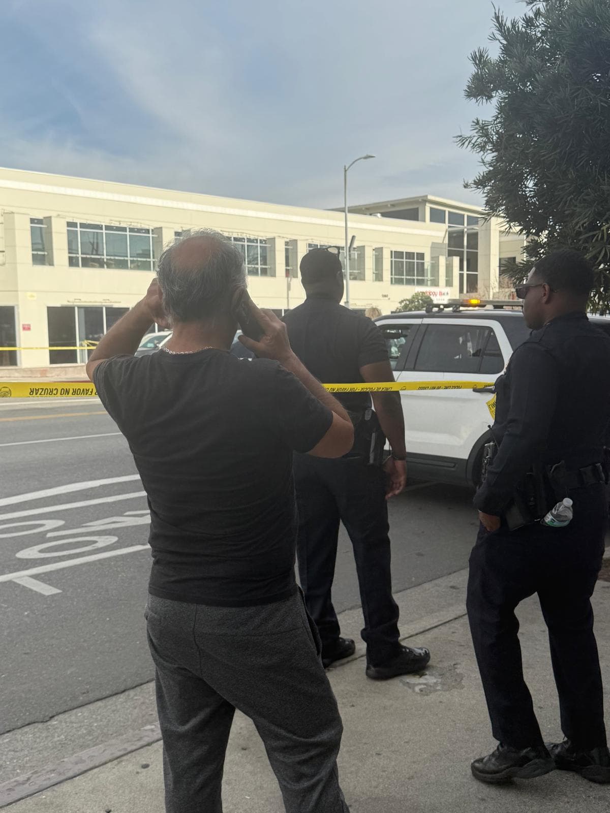 Dos hombres de 35 años fueron trasladados al hospital en condición crítica.