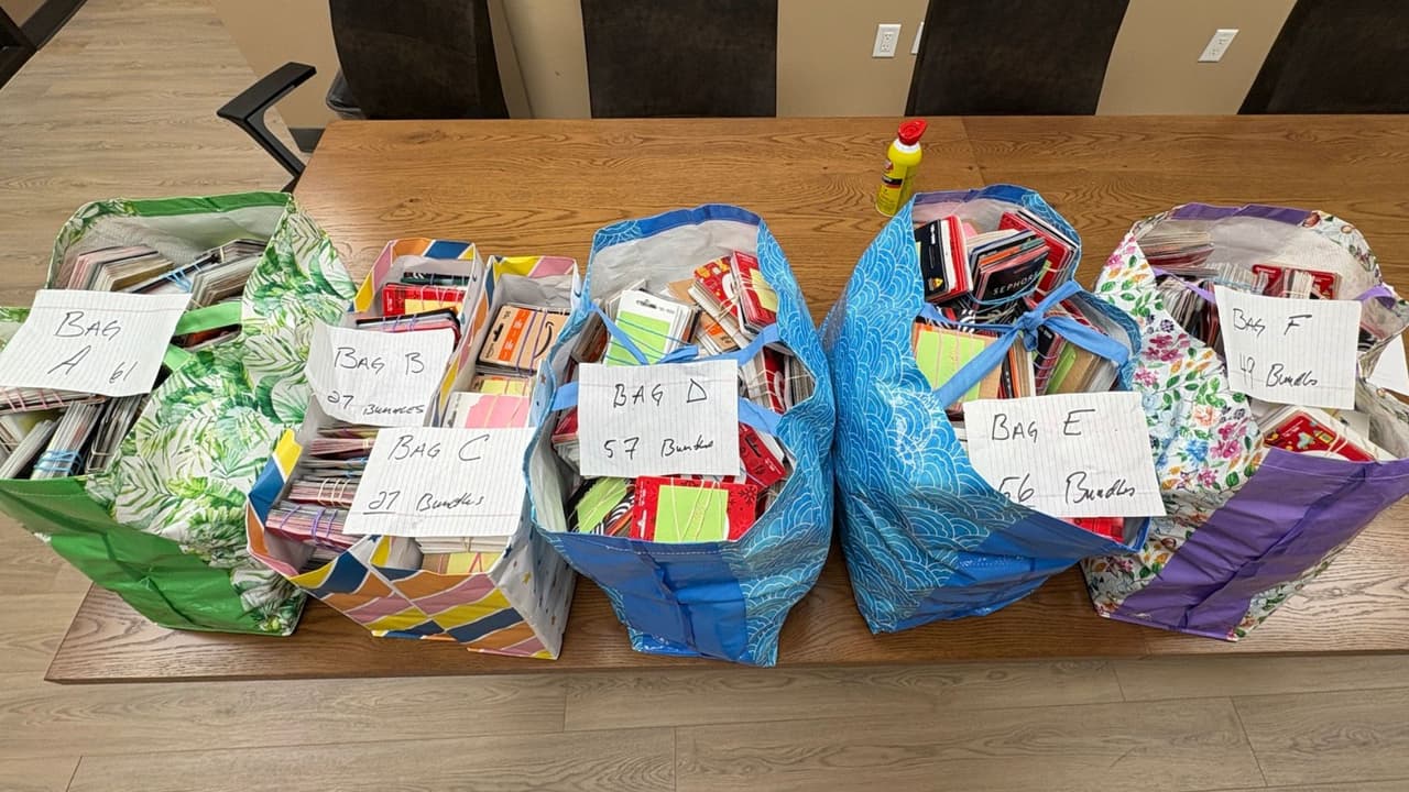 <b>BUDA; Texas.-</b> Autoridades desmantelaron una
<b>banda de delincuentes organizados </b>que presuntamente se dedicaban a
<b>cometer fraudes con tarjetas de regalo en varias ciudades de Texas.</b>
<br>
<br>La operación realizada en colaboración con varias agencias arrojó el
<b>arresto de tres personas y la recuperación de 11 mil 563 tarjetas de regalo.</b>
<br>
<br>Basado en el valor total de las tarjetas recuperadas, autoridades estiman que las
<b>pérdidas financieras de los consumidores afectados rondan los 5 millones 699 mil 650 dólares.</b>
<br>
<br>La investigación comenzó en marzo del 2026 cuando un empleado de una tienda observó a un sospechoso que rondaba por el área de las tarjetas de regalo de la tienda.