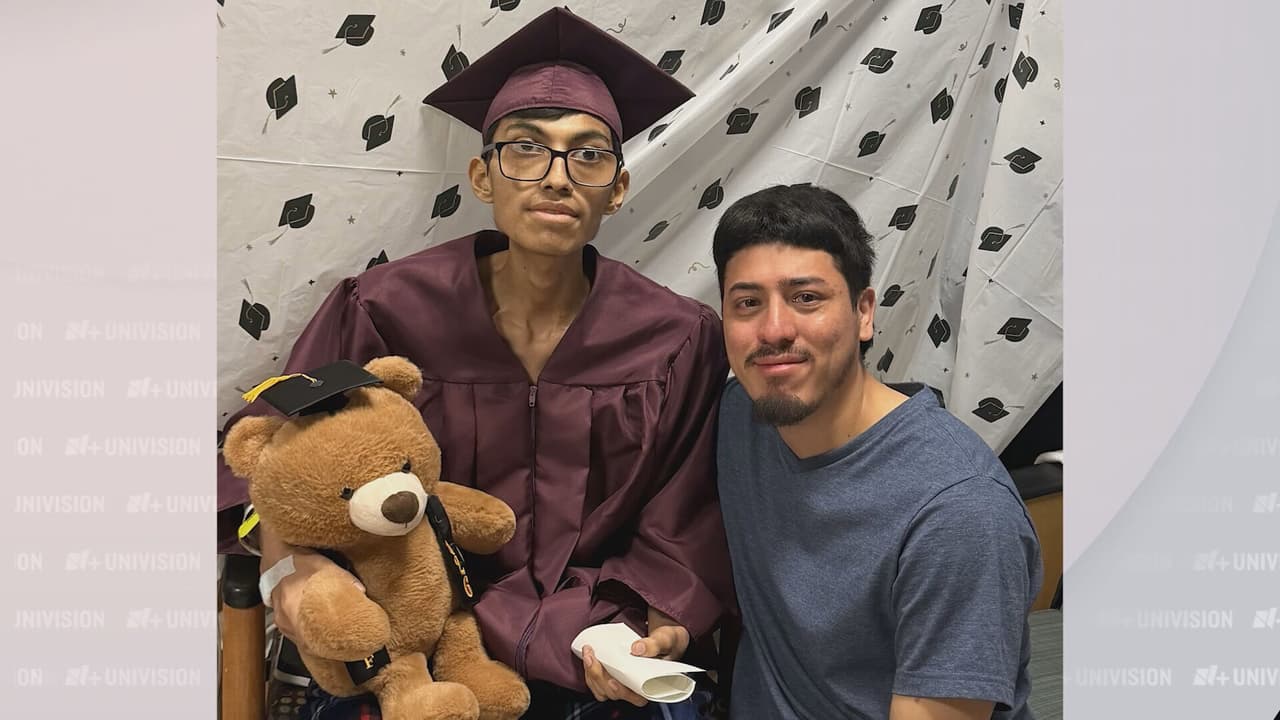 Dos ositos de peluche, regalo de su hermano Jovany desde Chicago, se convirtieron
<b>en símbolo de esperanza durante los meses que Kevin</b>
<b><a href="https://www.univision.com/local/chicago-wgbo/kevin-gonzalez-chicago-cancer-terminal-deseo-despedirse-padres-detenidos-ice" target="_blank">luchó por reencontrarse con su familia mientras enfrentaba el cáncer en etapa terminal en Durango</a></b>.
<br>
<br>Esos dos peluches lo acompañaron hasta el final y reposaron en su féretro este martes durante el segundo día de su funeral en México.