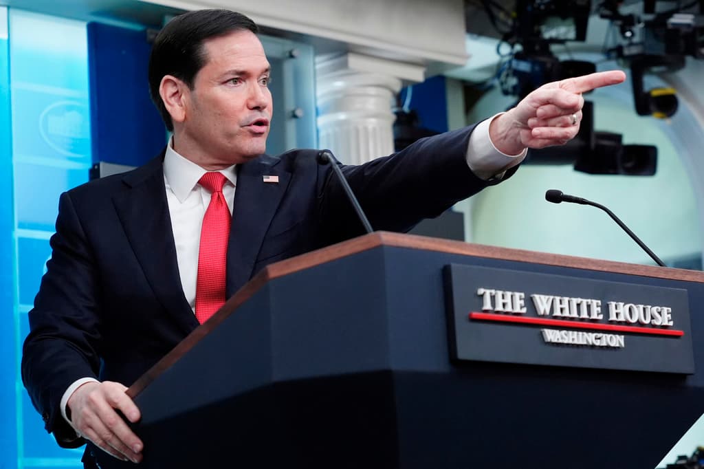Unas horas después el Secretario de Estado viajó a Washington
<a href="https://www.univision.com/local/miami-wltv/marco-rubio-secretario-estado-cuba-casa-blanca" target="_blank">para una inusual rueda de prensa en la que habló de Irán, pero en la que le preguntaron sobre Cuba</a>.