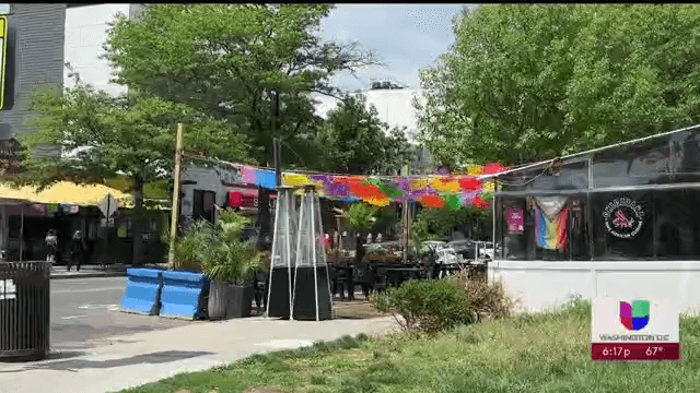 Nelson, dueño de un restaurante en DC, sí aceptó hablar sobre lo que ocurre, asegura no tener miedo pues tiene todos sus papeles en regla. Su testimonio mostró las repercusiones económicas de los operativos, dijo que en estos días
<b>sus ventas han disminuido alrededor de 70%. </b>
<br>