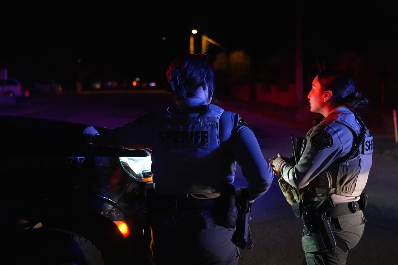 Más tarde, el mismo martes 10, las autoridades informaron de un
<b>allanamiento en Río Rico</b>, a apenas media hora de la frontera con México, así como del arresto de una persona de interés para ser interrogada.