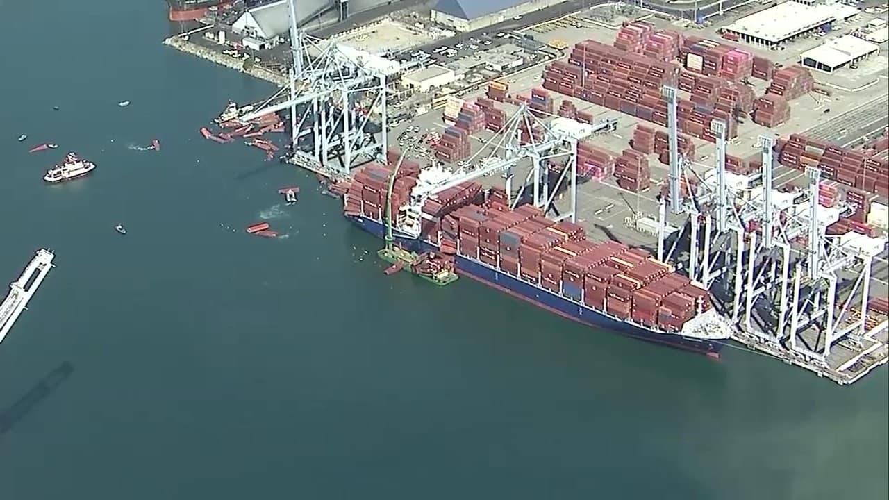 Art Marroquin, portavoz del puerto de Long Beach, confirmó en un comunicado que los contenedores se desprendieron del barco "Mississippi" en la terminal de contenedores del muelle G.