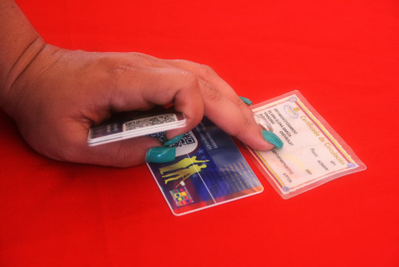 <b>¿Tengo que participar si soy indocumentado?</b> Sí, el censo debe llenarse en todos los hogares, tanto por ciudadanos como por no ciudadanos estadounidenses.
<a href="https://www.census.gov/newsroom/blogs/director/2018/05/the_u_s_census_bure.html?CID=CBSM+DIRBLOG">De acuerdo con la Oficina del censo</a>, la información generada no será compartida con agencias de control de inmigración como el ICE o agencias policiales como el FBI. Y tampoco permitirá su uso para determinar alguna elegibilidad para beneficios gubernamentales.