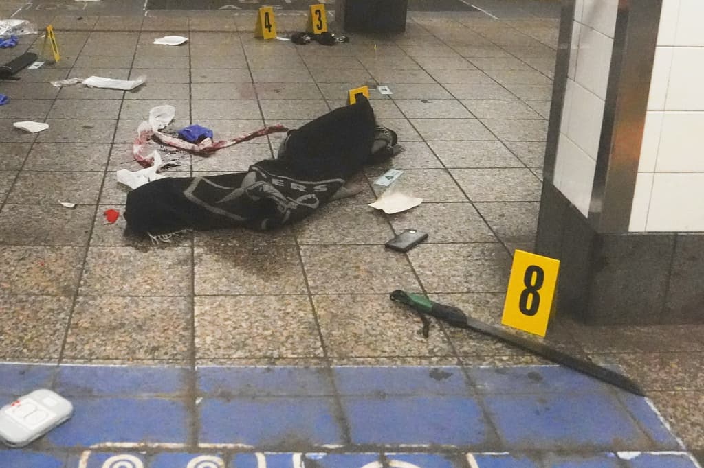 Con este
<b>machete</b>, marcado como la octava evidencia, es con el que la
<b>Policía de Nueva York</b> asegura que
<b>Anthony Griffin</b> agredió a tres pasajeros de
<b>65, 70 y 84 años</b>, en la estación de
<b> <a href="https://www.univision.com/local/nueva-york-wxtv/apunalamiento-estacion-metro-nueva-york-tres-heridos" target="_blank">Gran Central</a></b> en Manhattan. El ataque se reportó pasadas las 9:30 de la mañana.