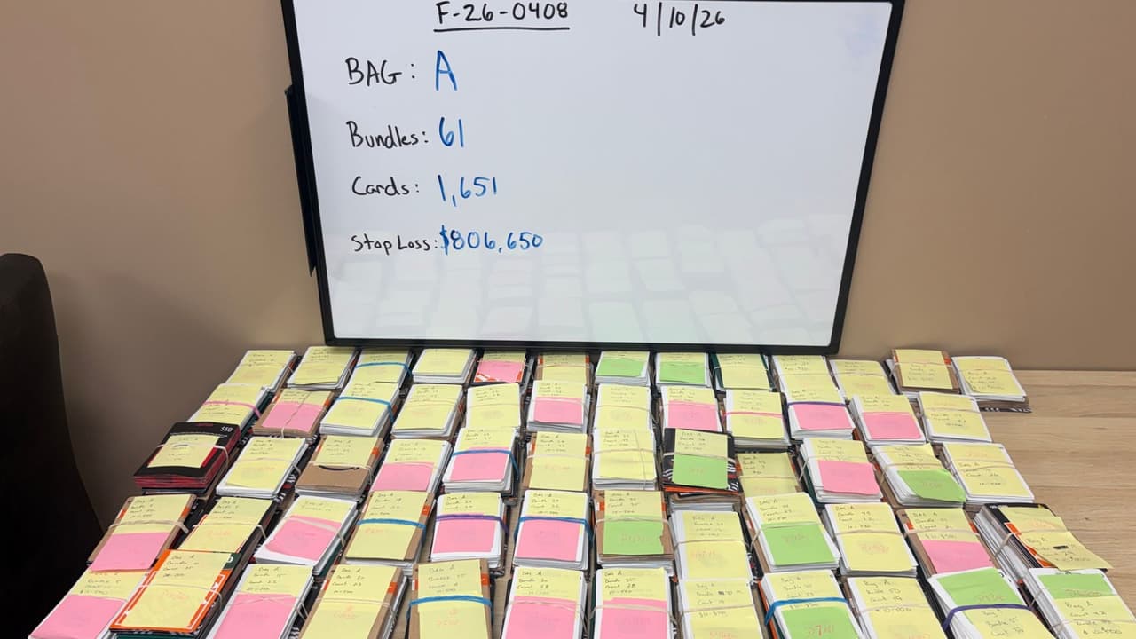 Luego, el 10 de abril, se realizó un cateo en una casa de
<b>Sharpstown</b>, desde donde autoridades creen que se dirigía la operación.
<br>
<br>
<b>Ahí se aseguraron 277 grupos de tarjetas de regalo almacenadas en un clóset.</b>
<br>
<br>Cada sospechoso enfrenta cargos por participar en
<b>crimen organizado, así como uso fraudulento o posesión de información de tarjetas de regalo.</b>
<br>
<br>Según la ley de Texas, estos delitos podrían condenar a los sospechosos con al menos 15 años en prisión.