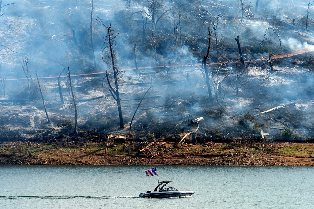 Las condiciones cálidas se espera que continúen durante la próxima semana, complicando los esfuerzos de extinción del incendio.
