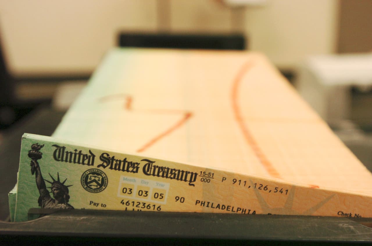 Así lucen los cheques del Seguro Social. En la imagen, uno de esos cheques en la oficina de administración financiera del Tesoro de EEUU en Filadelfia.