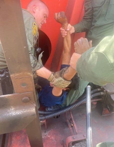 La Patrulla Fronteriza rescató a inmigrantes de unos diminutos compartimentos de un tren en Texas.
