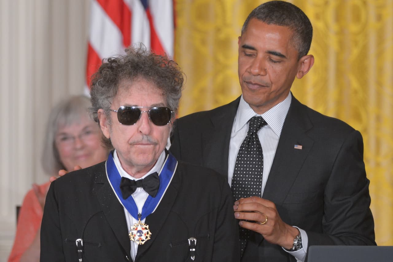 A la 'Medalla a la libertad' que recibió Bob Dylan de manos del Presidente Obama en 2012 y a su reciente celebración de 75 años cantando con la misma fuerza que lo hacía a los 3 años ante su padre Abraham Zimmerman, Bob Dylan agrega otro triunfo a su carrera, se convirtió hoyen el primer músico y compositor en recibir un Nobel de literatura. MANDEL NGAN/AFP/GettyImages