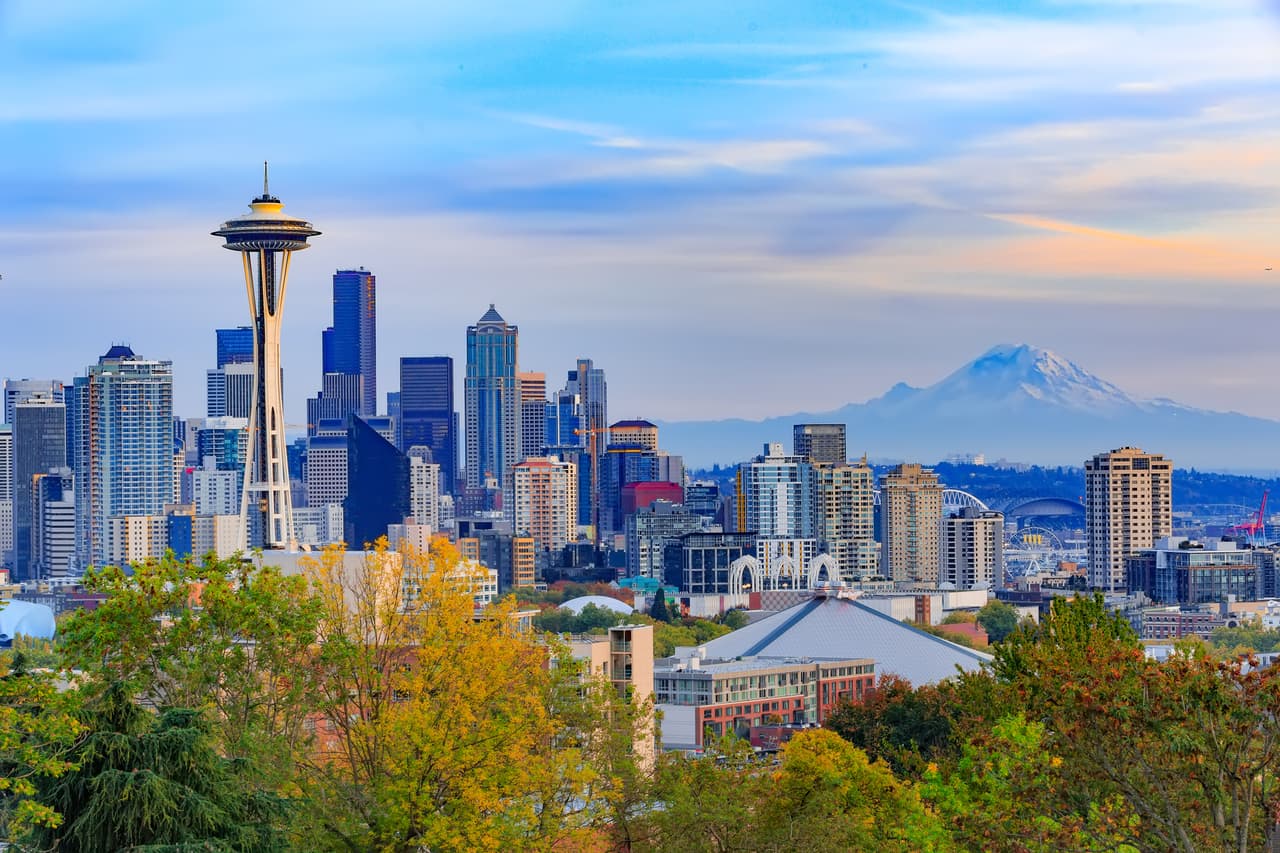 <h2 class="cms-H2-H2">5. Seattle-Tacoma-Bellevue, Washington</h2>
<br>
<br>🏡
<b>Ingreso anual requerido (después de impuestos): </b>$77,634
<br>
<br>🏡
<b>Gastos básicos:</b> $38,817
<br>
<br>🏡
<b>Gastos discrecionales:</b> $23,290
<br>
<br>🏡
<b>Deudas y/o ahorro: </b>$15,527