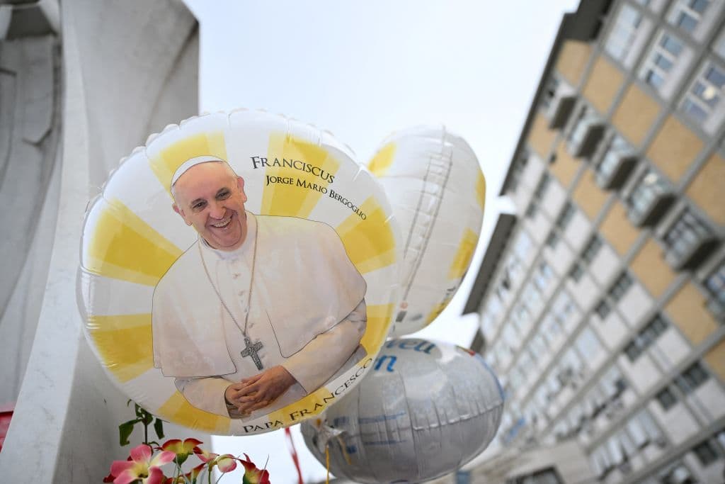 El papa Francisco pasó una buena noche, está despierto y de buen humor, aunque sigue en estado crítico, según el Vaticano