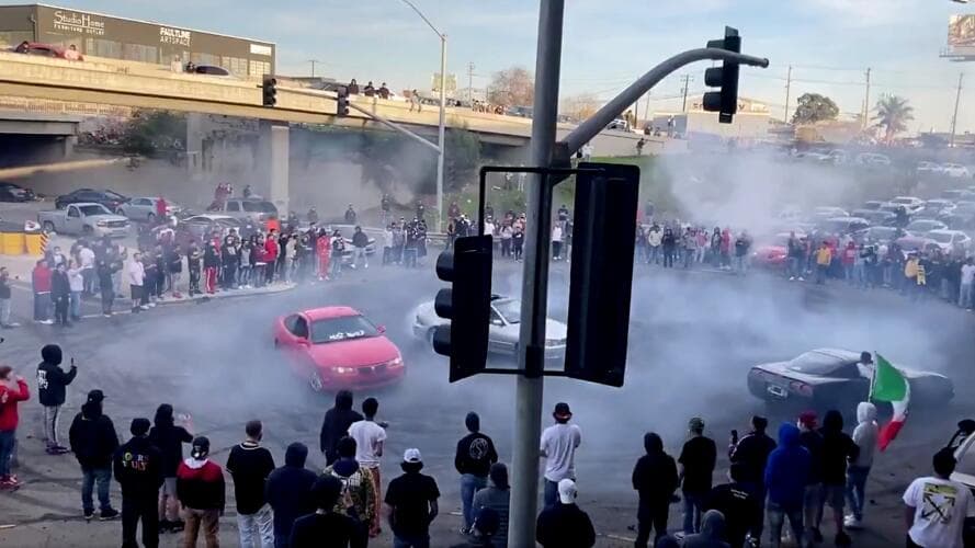 <h2 class="cms-H2-H2">3 - Sideshows y carreras callejeras </h2>
<br>
<br>La ley AB 2000 ahora catalogará a
<b>los estacionamientos y las calles aledañas</b> como zonas prohibidas para realizar espectáculos de carros como sideshows y carreras callejeras.