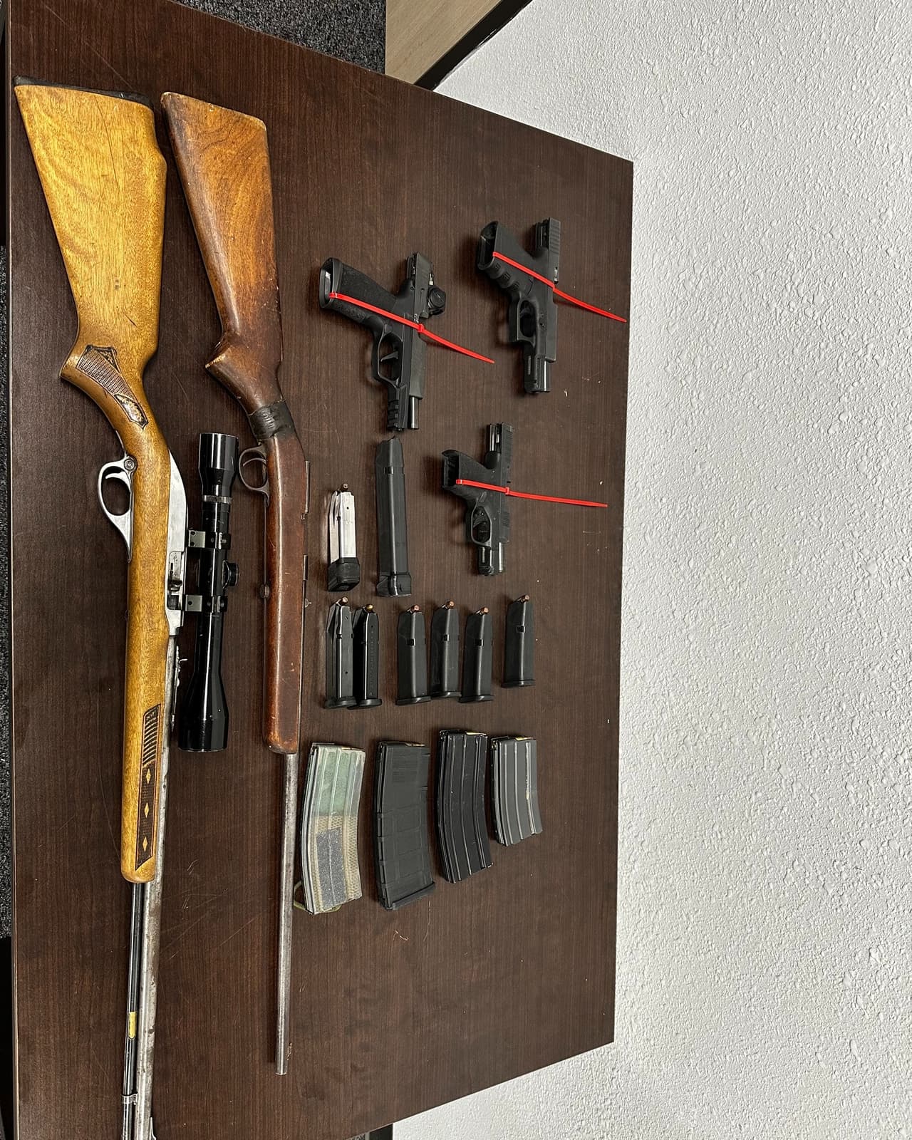 La intervención se llevó a cabo en una vivienda ubicada sobre Timber Valley Drive,
<b>donde las autoridades ejecutaron la orden de arresto sin reportar incidentes adicionales.</b>