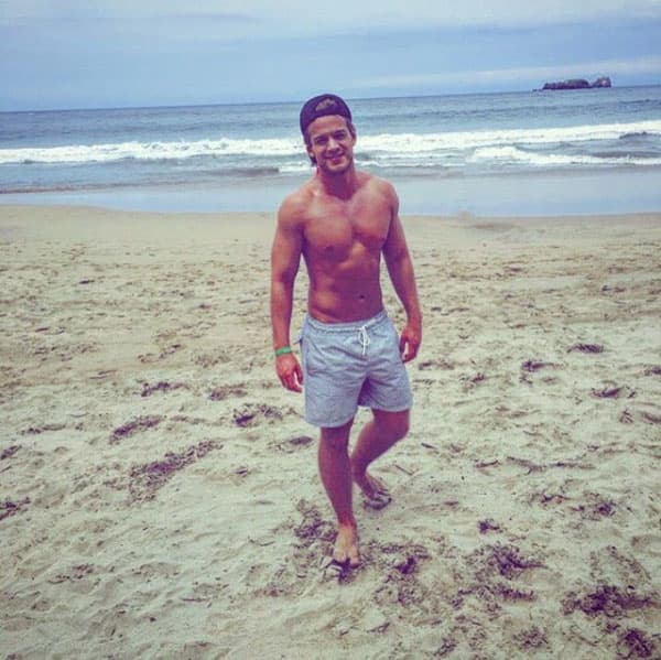 Inició en los medios como modelo de catálogos de ropa y zapatos.