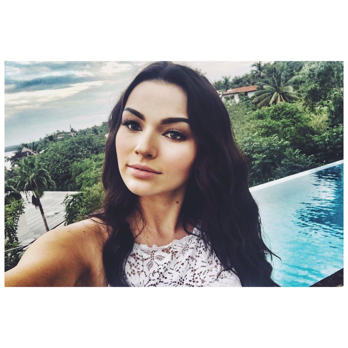 El productor José Alberto Castro decidió darle la oportunidad de estelarizar la historia, luego de participar en varias telenovelas.