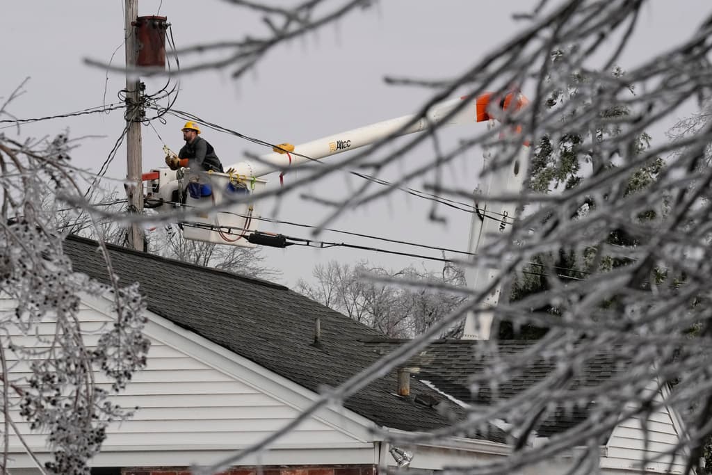 Un operario de Nashville Electric Service se ve a través de un árbol cubierto de hielo mientras trabaja para restablecer el suministro eléctrico el miércoles 28 de enero de 2026 en Nashville, Tennessee, después de que una tormenta invernal azotara la zona durante el fin de semana.