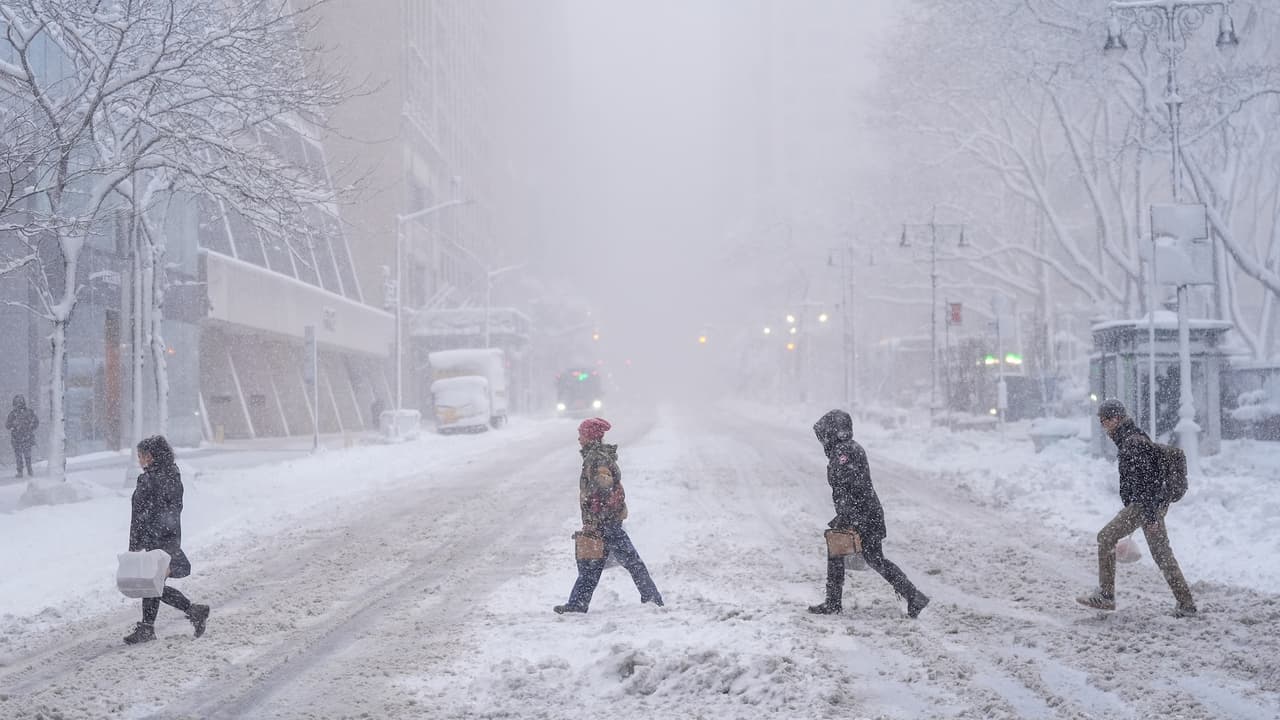 MTA y NJ Transit operan con servicio limitado tras tormenta invernal