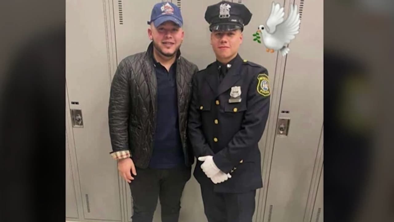 Un grupo de policías y agentes encubiertos
<b>llegaron al cruce de Browadway y Carteret como parte de una investigación encubierta sobre tráfico de armas</b>.
<br>