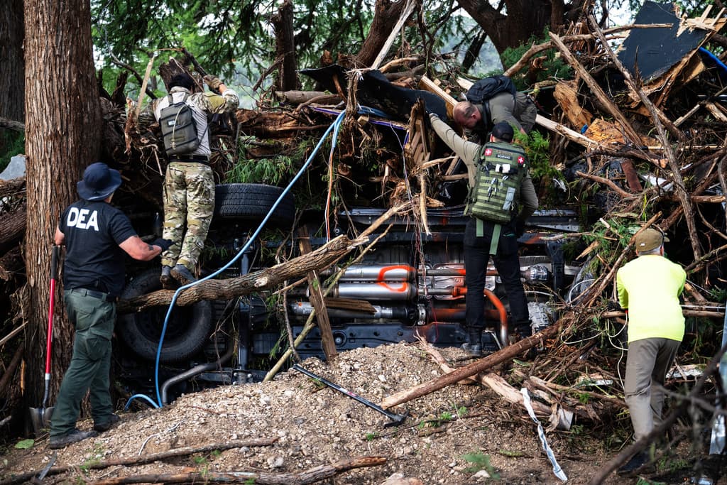 Los cuestionamientos sobre las alertas previas y los recortes de personal clave ante la emergencia por las inundaciones en Texas