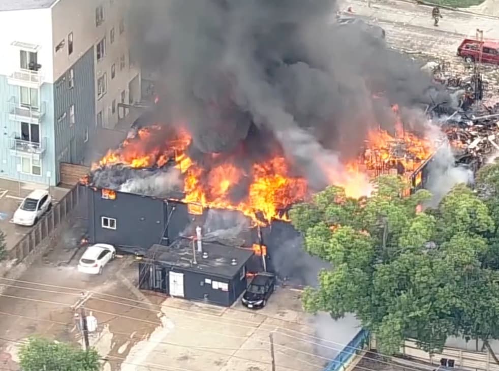 Explosión e incendio destruyen edificio de departamentos en Dallas; mueren dos mujeres y un niño