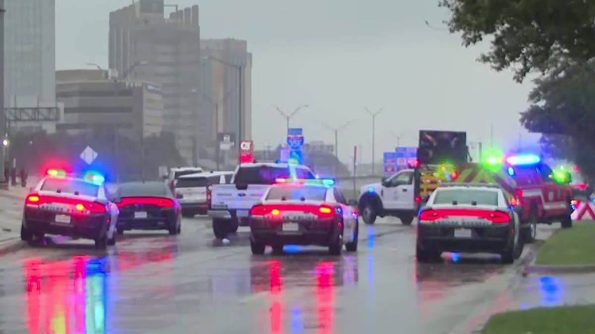 Personas que se encontraban bajo custodia de ICE resultaron heridas y una murió tras ataque armado
<b><a href="https://www.univision.com/local/dallas-kuvn/tiroteo-cerca-oficina-ice-dallas-heridos-reporta-policia" target="_blank"> en las instalaciones de ICE en Dallas</a></b> la mañana del miércoles 24 de septiembre. Según los primeros informes de agencias federales, el pistolero fue hallado muerto.