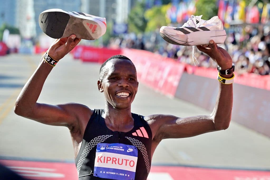 Para
<b>el keniano Amos Kipruto</b>, la tercera fue la vencida. En 2024, quedó en tercer lugar; el año pasado conquistó el segundo puesto y este año celebró su primer lugar,
<b>con sus tenis en la mano</b>.
<br>
<br>
<b>Kipruto, de 34 años,</b> completó los 42 kilómetros (26.2 millas) en
<b>2 horas, 1 minuto y 9 segundos,</b> estableciendo
<b>el segundo tiempo más rápido</b> en la competencia. El récord lo mantiene un compatriota suyo,
<b>Kelvin Kiptum, quien el 2023 llegó a la meta en 2 horas con 35 segundos</b>.