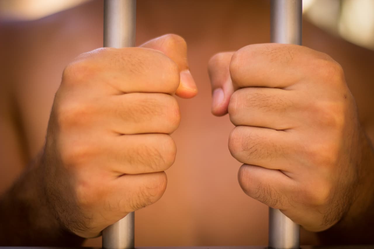 Luego de que los involucrados en el
<a href="https://www.univision.com/temas/asesinatos">asesinato</a> fueron interrogados, uno de ellos confesó el crimen, aunque se justificó al decir que
<b>lo había hecho porque estaba obedeciendo las órdenes de las voces que había en su cabeza. </b>
<br>