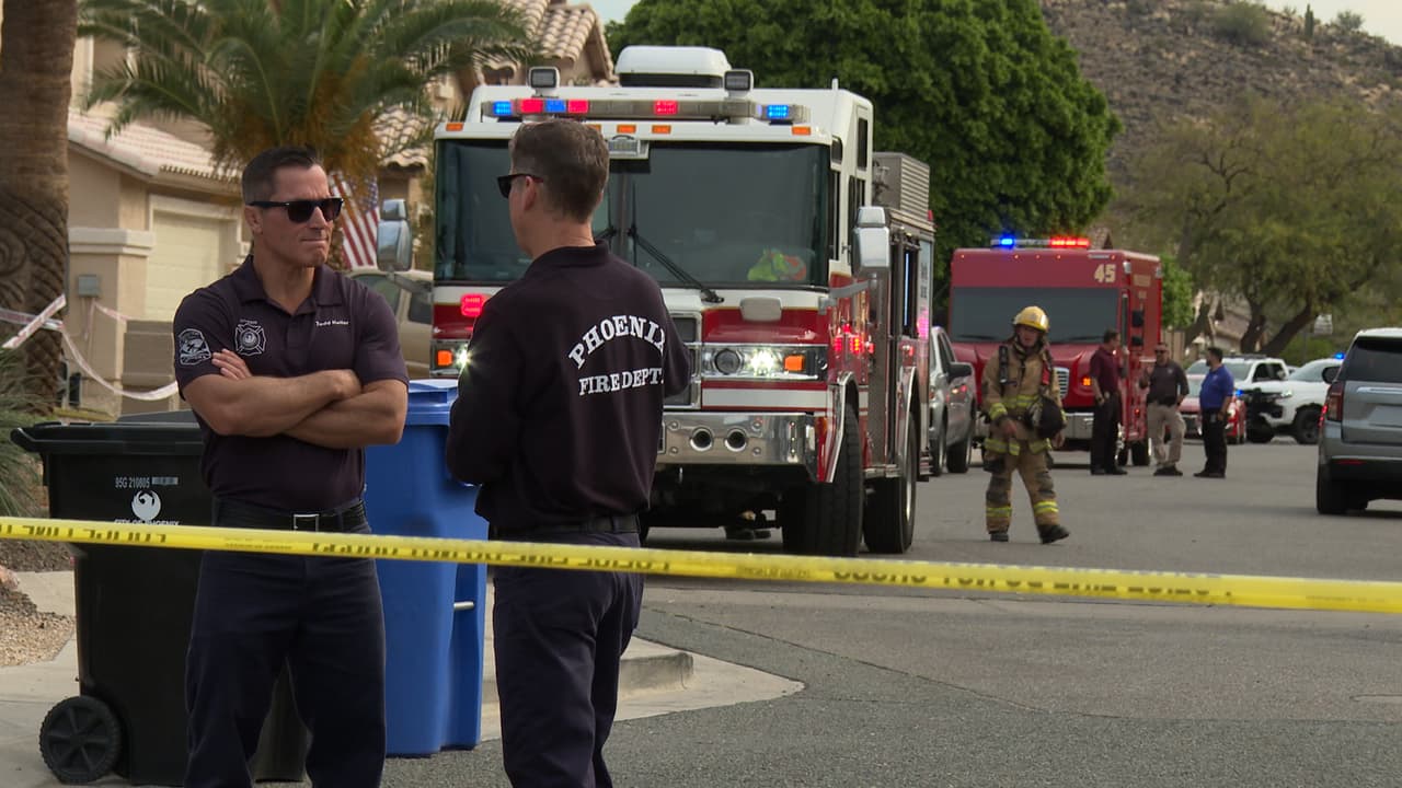 Además,
<b> el accidente provocó una fuga de combustible</b> que se filtró al ático de una casa, por lo que se realizó un operativo para detener los riesgos. Cuatro personas han sido desplazadas de sus hogares hasta el momento.