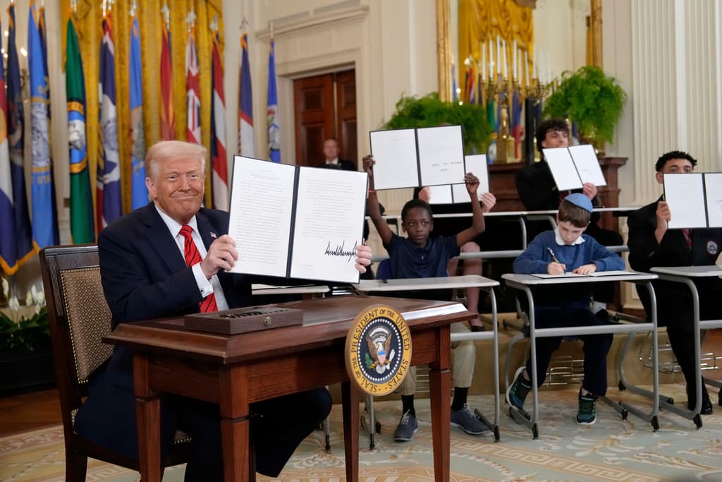 <h3 class="cms-H3-H3">La coreografía del poder</h3>
<br>
<br>Trump firmó una orden ejecutiva para empezar el desmantelamiento del Departamento de Educación. Más allá de la medida, una vieja aspiración conservadora, destacó la puesta en escena para el evento, con el presidente rodeado de niños en edad escolar mostrando copias del decreto.