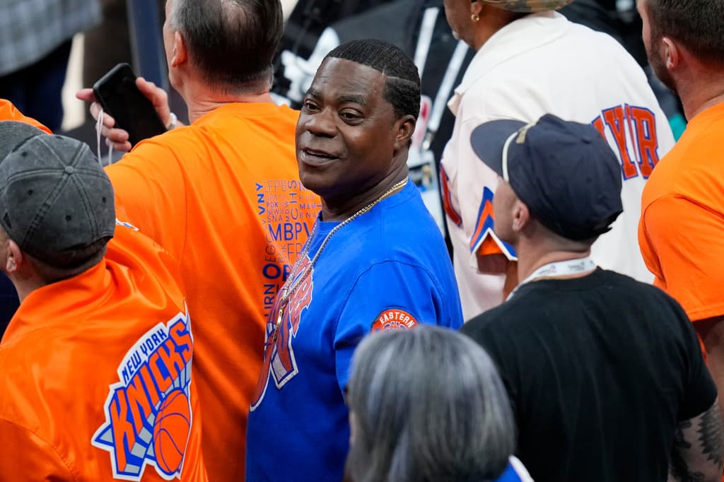 Desde Nueva York, fans de los Knicks
<b>viajaron más de 1,800 millas hasta San Antonio</b>, en Texas, para acompañarlos en una serie que los amantes del
<b>baloncesto profesional</b> consideran
<b>histórica</b>.
<br>
<br>El comediante
<b><a href="https://www.univision.com/local/nueva-york-wxtv/tracy-morgan-intoxicacion-partido-knicks-msg" target="_blank">Tracy Morgan</a></b> fue uno de esos fanáticos fieles, que llegó al Frost Bank Center.