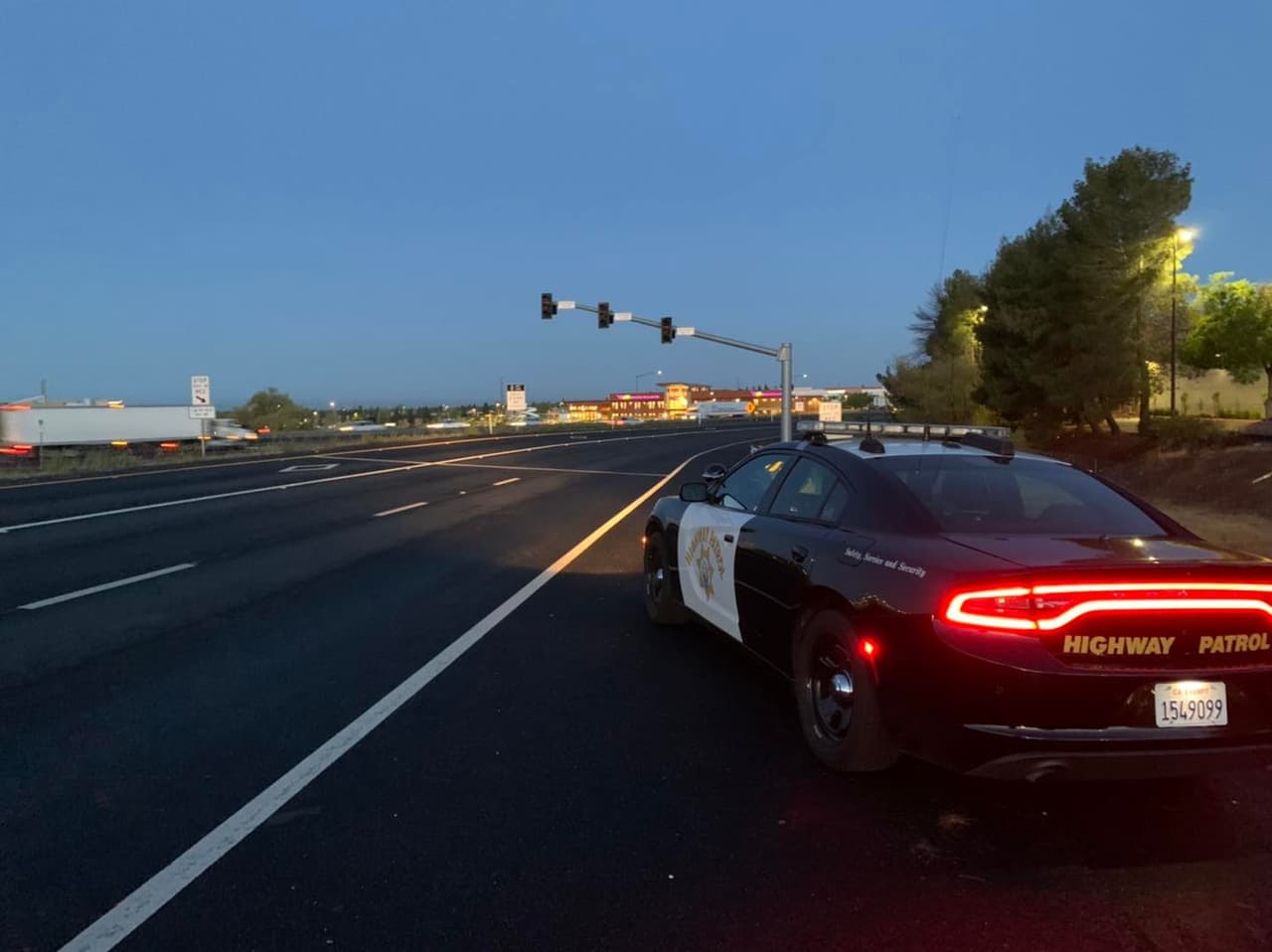 A partir de este 1 de enero de 2023 entraron en vigor
<b> nuevas leyes</b> para los conductores y usuarios de las calles y carreteras en California.
<br>
<br>La Patrulla de Caminos de California (CHP) recomendó a los peatones, ciclistas y conductores conocer las nuevas leyes que comenzaron a aplicarse a partir del primer minuto del 2023, para que
<b>eviten infracciones y posibles arrestos</b>.