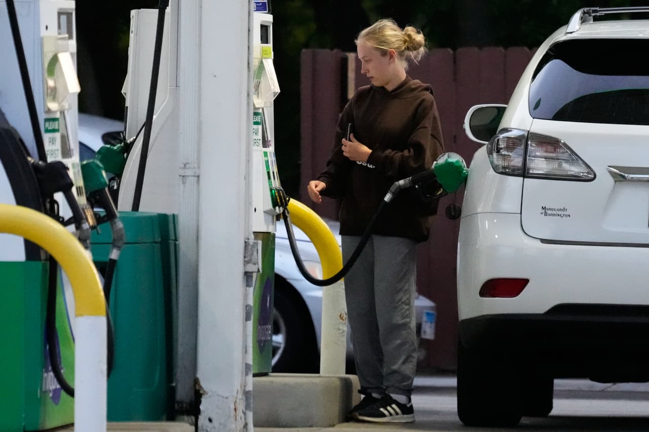 Los precios de la gasolina en EEUU caen por debajo de los 4 dólares por primera vez desde marzo