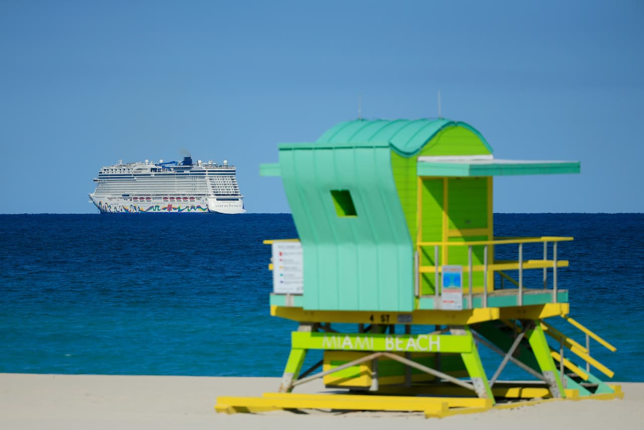 “Aunque hacer viajes en crucero siempre entrañará cierto riesgo de transmisión del covid-19, los viajeros efectuarán su propia valoración del riesgo cuando opten por viajar en un crucero, en forma similar a la que realizan en todos los otros entornos de viaje”, informa la agencia de noticias AP, que dijo Dave Daigle, portavoz de los CDC.
<br>
