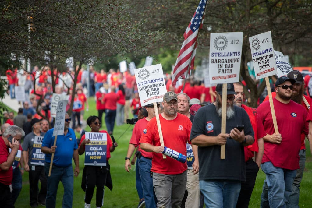 El sindicato United Auto Workers extiende la huelga a más plantas de Stellantis y General Motors, pero anuncia progresos con Ford