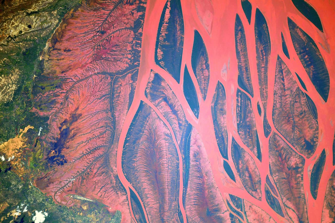 <b>La erosión en el Río Rojo (Madagascar)</b>
<br>
<br>“Al llegar a la costa de Madagascar te reciben los increíbles tonos rojos, la desembocadura del río Betsiboka”, explicó el astronauta sobre esta fotografía. “Me han explicado que este rojo es un ejemplo de erosión dramática, es suelo que se está arrastrando por la lluvia hacia el río y el mar. Los hermosos colores que veo desde el espacio son en realidad una consecuencia de una pérdida de tierra muy preocupante”, agregó.
<br>