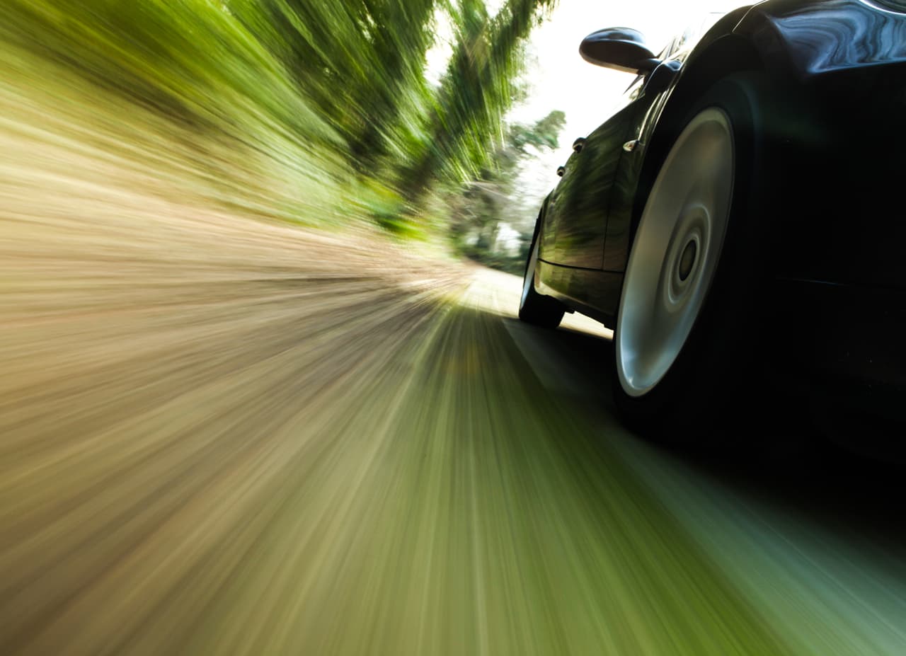 <b>Evita los piques de velocidad y las frenadas bruscas.</b> Tener un estilo de conducción suave es una de las maneras más fáciles de ahorrar combustible y de paso mantenerte seguro al volante. Si vas en la carretera, incluso es recomendable activar el control crucero para llevar una velocidad constante.