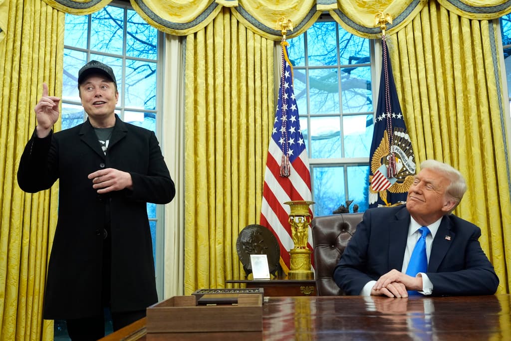 Cómo falsedades de Elon Musk sobre “hoteles de lujo” para inmigrantes llevaron a despidos en FEMA