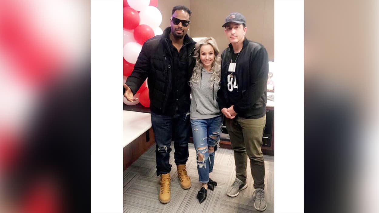 Actor Shawn Wayans stopped by the Dana Cortez Show in San Antonio, Texas on December 1, 2017. During the interview, the comedian joked that wearing the extremely painful artificial contact lenses was the reason behind him not wanting to make a second film.