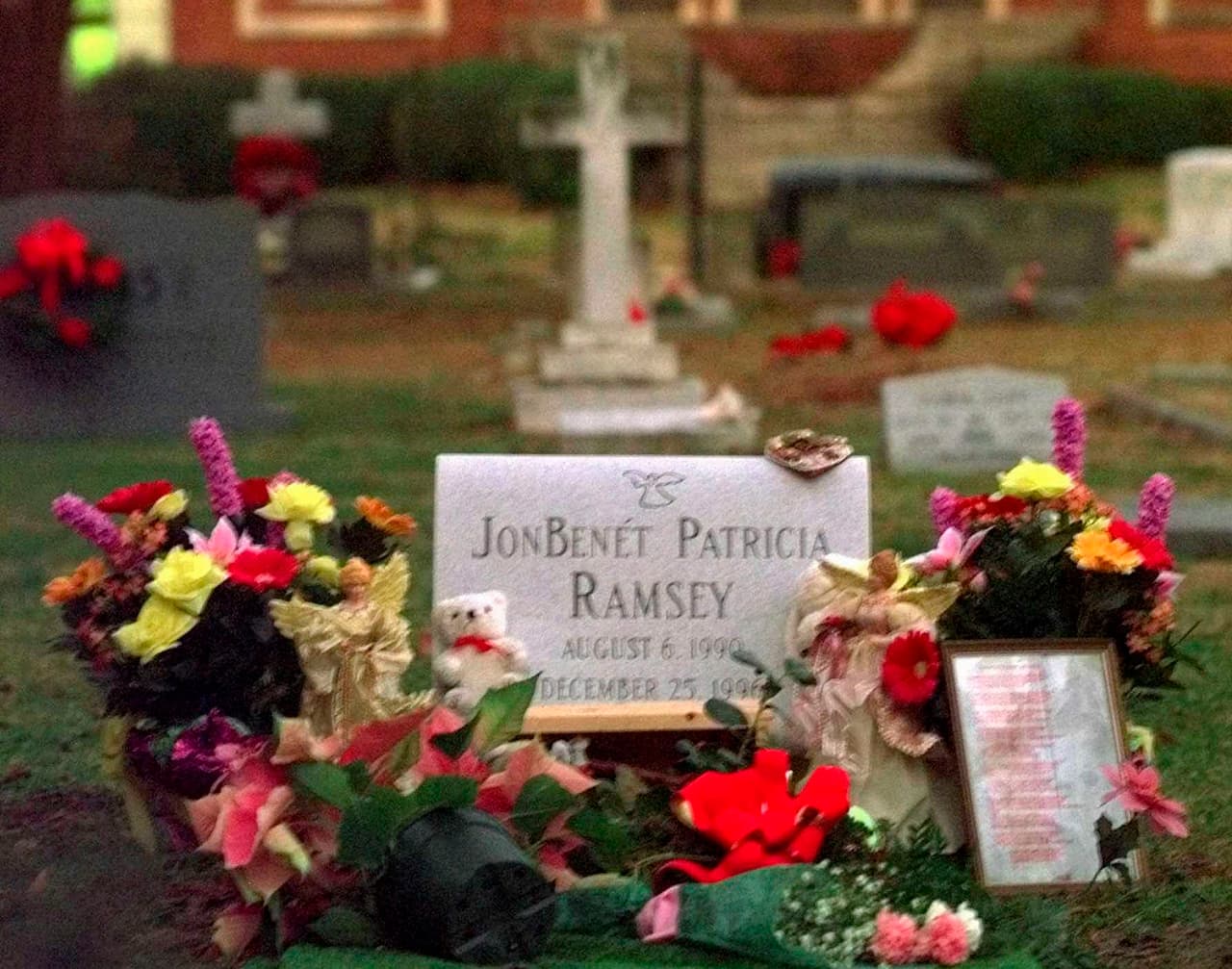 Flores, fotografías y animales de peluche adornan la tumba de
<b>JonBenét Patricia Ramsey el 26 de diciembre de 1997 en el cementerio de la iglesia episcopal St. James en Marietta, Georgia.</b> La niña de 6 años fue encontrada muerta en el sótano de la casa de su familia en Boulder, Colorado, el 26 de diciembre de 1996. Su muerte fue declarada homicidio, pero nadie fue acusado en el caso.