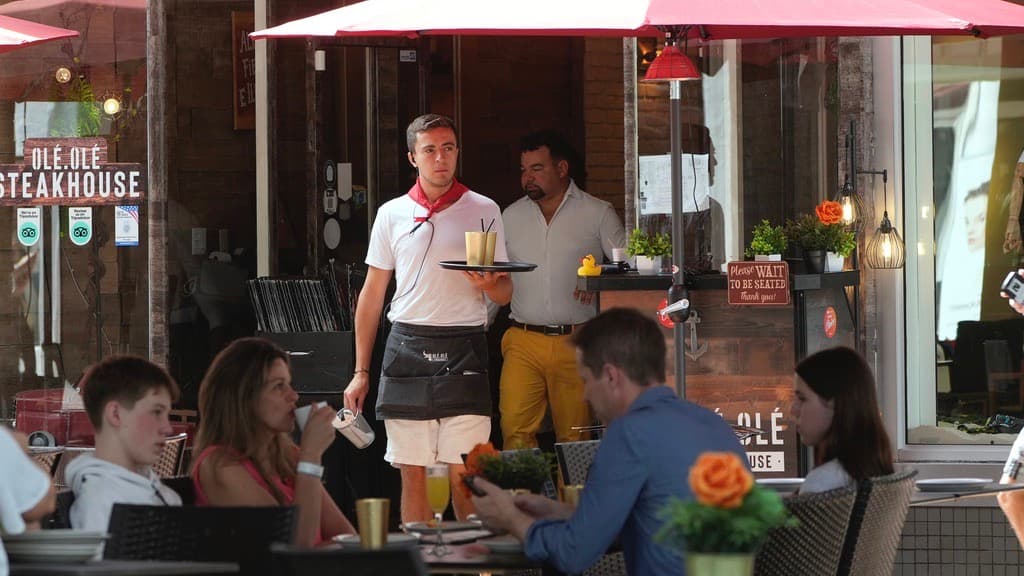 Lo que hay que saber sobre la propuesta de "propinas sin impuestos" de Trump