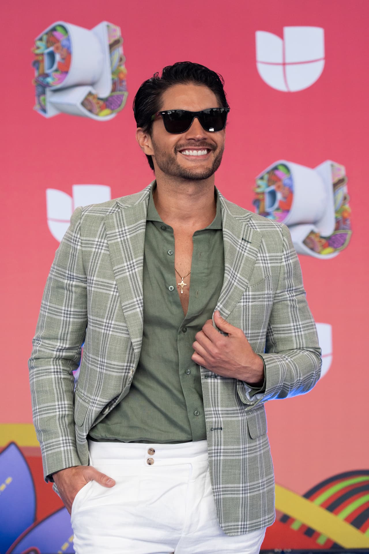 <b>Daniel Elbittar</b> llegó con un saco a cuadros y un pantalón blanco.