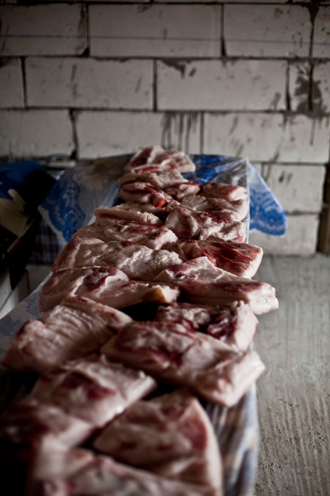 La carne del cerdo sacrificado durará varios meses para alimentar a la familia.
