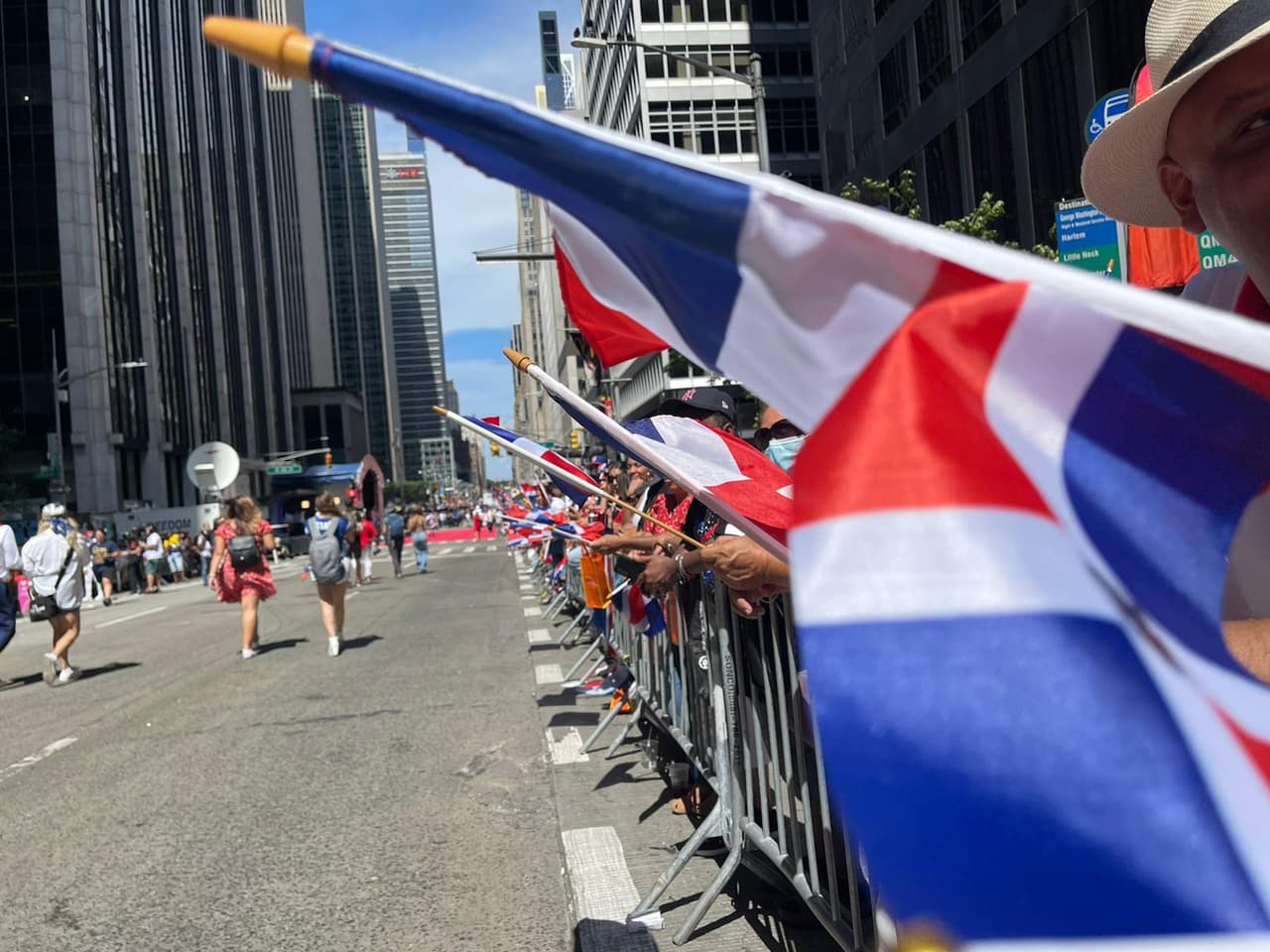 Las banderas dominicanas ondearon a lo largo de la Sexta Avenida.