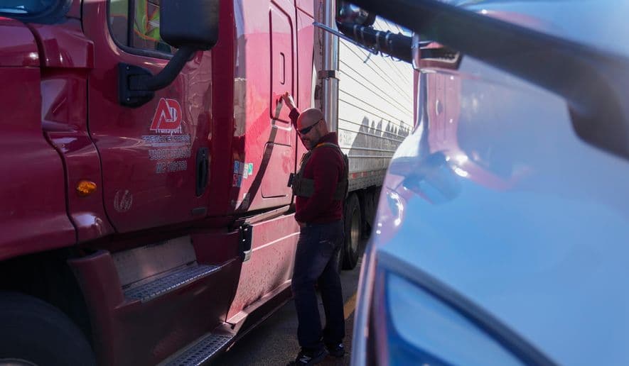 Patrulla Fronteriza detiene a 36 inmigrantes indocumentados que manejaban camiones de carga en Arizona