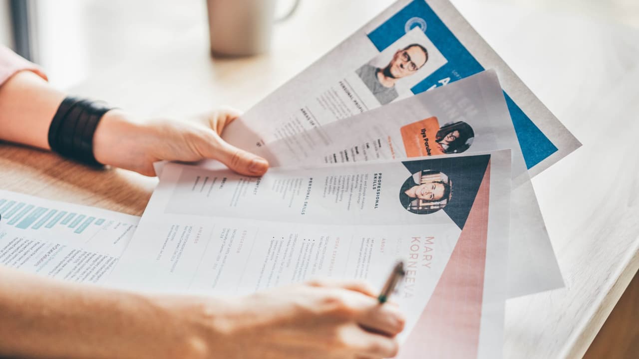 <h3 class="cms-H3-H3">Cómo prepararte para entrar </h3>
<b>Revisa tu región:</b> TWC publica proyecciones por ciudad y condado. Ahí verás cuáles ocupaciones tienen mayor crecimiento donde vives.
<a href="https://www.twc.texas.gov/" target="_blank">Haz clic aquí para más información</a>.
<br>
<b>Busca programas cortos:</b> Community colleges en Texas ofrecen certificaciones en menos de un año para oficios como HVAC, CDL, mecatrónica o asistencia en salud.
<a href="https://www.usnews.com/education/community-colleges/texas" target="_blank">Haz clic aquí para más información</a>.
<br>
<b>Aprovecha ser bilingüe:</b> Hablar español es una ventaja en salud, educación y atención al cliente. Puede marcar la diferencia en tu contratación y en tu salario.
<a href="https://www.univision.com/local/dallas-kuvn/clases-ingles-gratis-dallas-fort-worth-guia-2025-hispanos-texas-fotos" target="_blank">Encuentra aquí cursos de inglés gratis en Dallas - Fort Worth.</a>
<br>Sigue la pista de las inversiones. Donde el estado o grandes empresas ponen dinero (como Samsung en Taylor o Amazon en DFW), pronto habrá vacantes.
