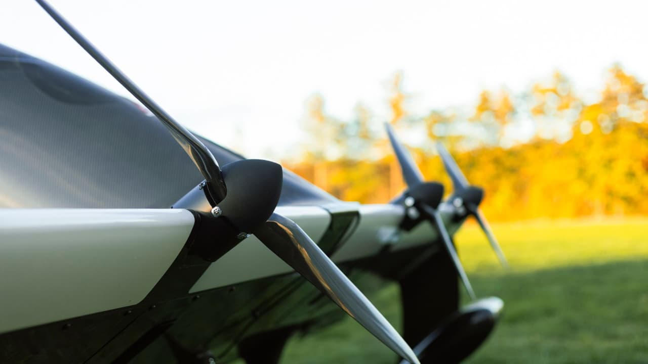 <h3 class="cms-H3-H3">Qué es realmente el BlackFly</h3> Su fabricante lo clasifica como
<b> una aeronave ultraligera eléctrica.</b>
<br>Opera bajo las reglas federales para ultraligeros, lo que permite
<b>vuelos recreativos en zonas específicas y de día. </b>
<br>No está autorizado para
<b>uso comercial ni para transporte en áreas densas. </b>
<br>No usa carreteras
<b> ni está diseñado para movilidad urbana.</b>