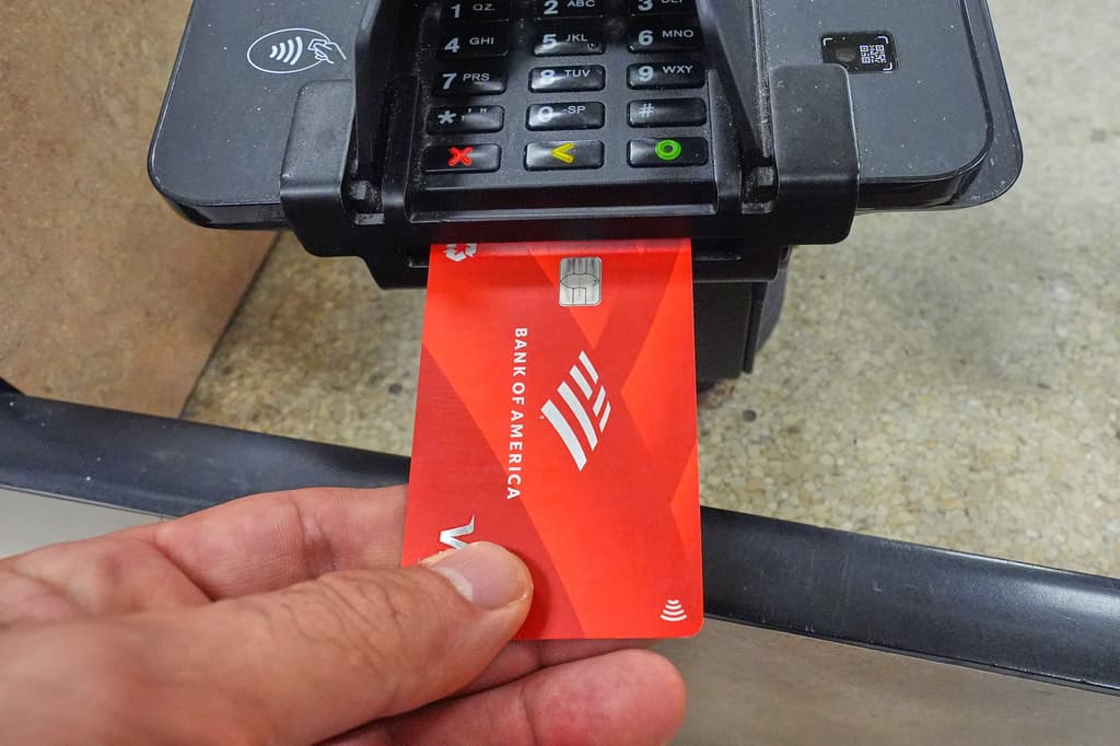 Ante la amenaza de límites para los inmigrantes, ¿cuáles son los actuales requisitos para abrir cuentas bancarias en EEUU?