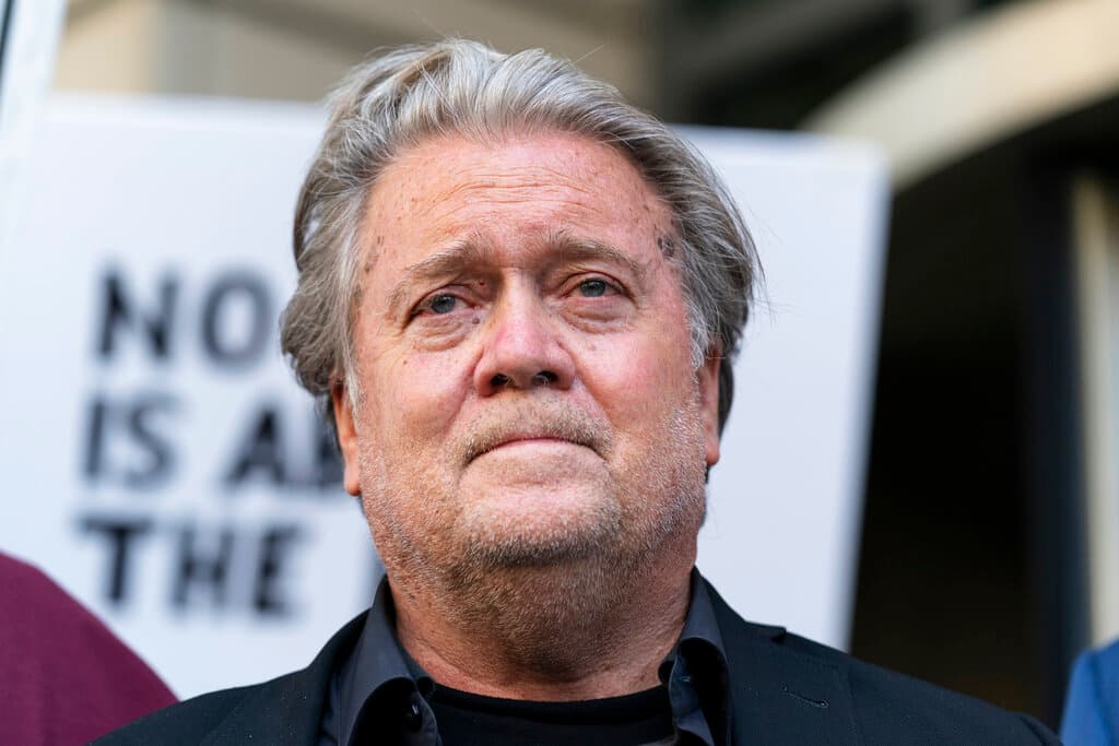 Un juez ordena a Steven Bannon iniciar su pena de cárcel el 1 de julio